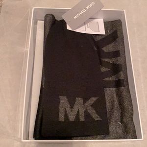 Michael Kors Men’s 2 piece hat and scarf set - black & grey with MK logo. NEW.